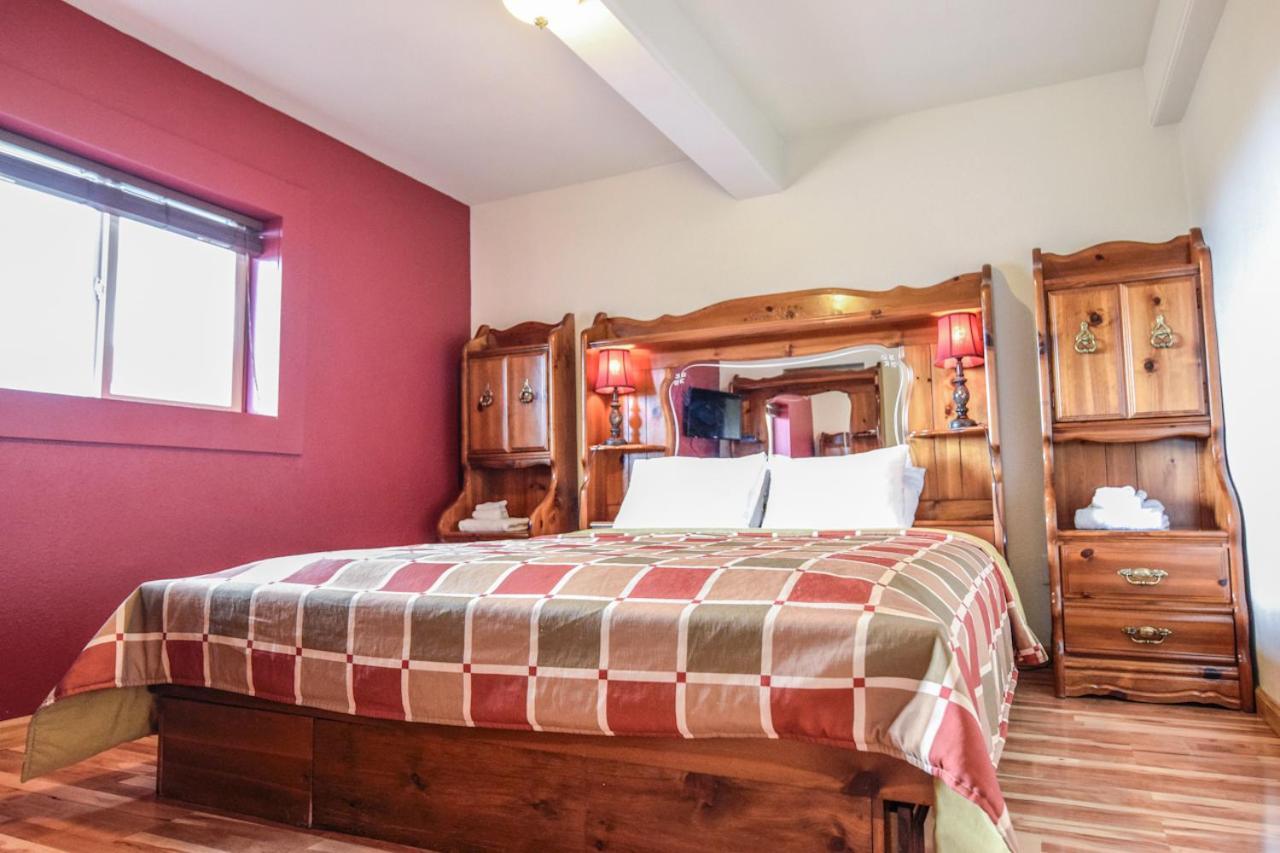 Brown & Hawkins Historical Apartments スワード エクステリア 写真